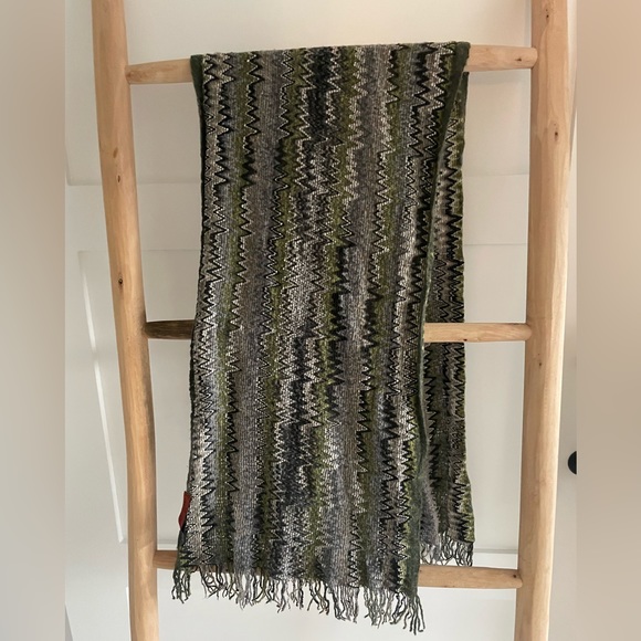 Missoni Magic: Vibrant Scarf with Signature Zigzag Elegance - Picture 2 of 3